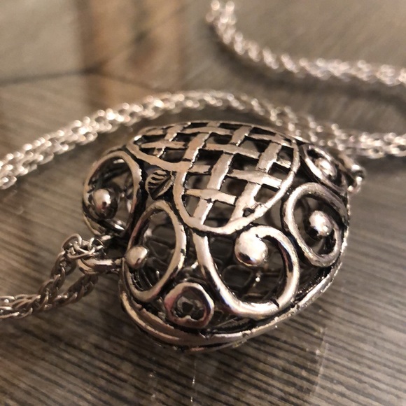 Vintage Filigree Open Cage Heart Necklace - Picture 4 of 17